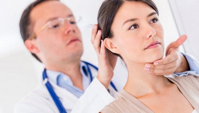 liječnik pregledava pacijenta s bolovima u vratu